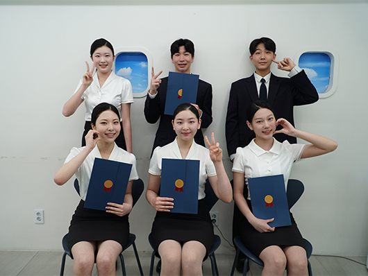 인천부천점 통합 월말평가에서 수상 후 기념 촬영하는 학생들